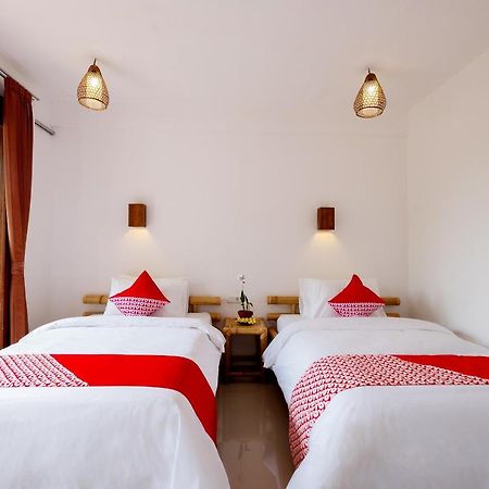 Oyo 1493 Surya Villa Selong Belanak Exterior photo